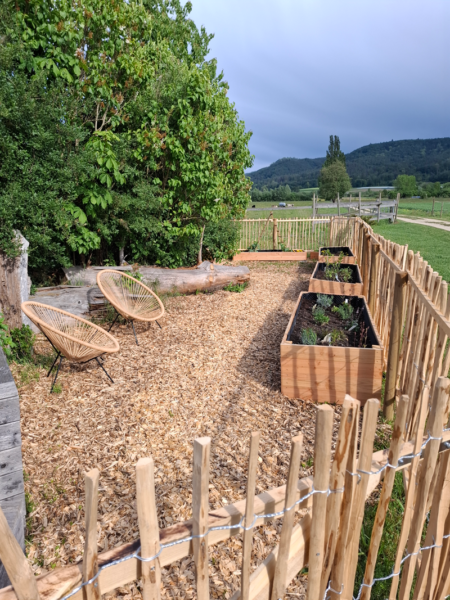 Therapiegarten mit Hochbeeten und Chill Gelegenheiten Green Care