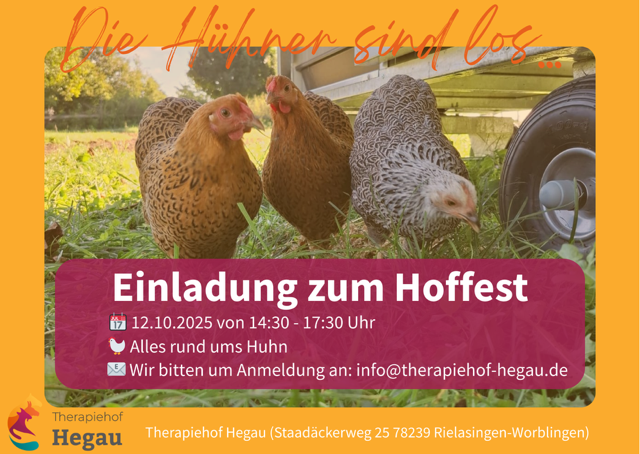 Auf der Einladung zum Hoffest picken drei Hofhühner im Gras